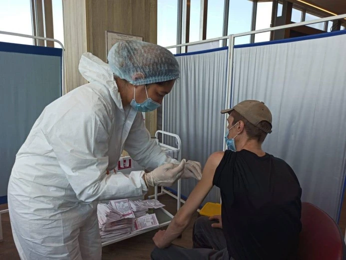 Алматыда түске дейін 55 тұрғынға вакцина егілді