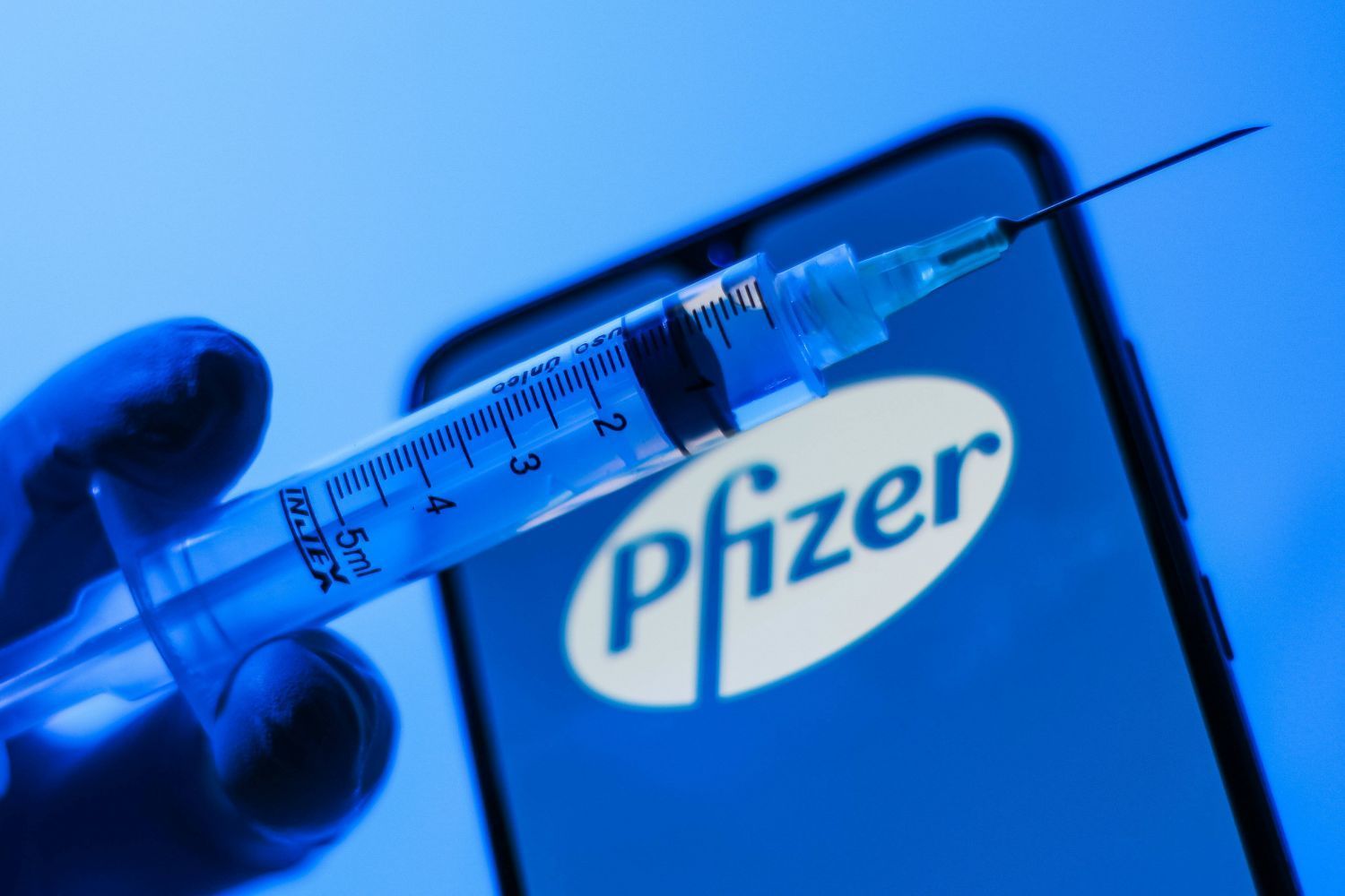 АҚШ Pfizer вакцинасын балаларға салуға рұқсат бермек