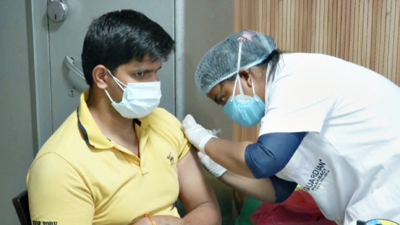 Үндістанда 300 мектеп вакциналау орталығына айналады