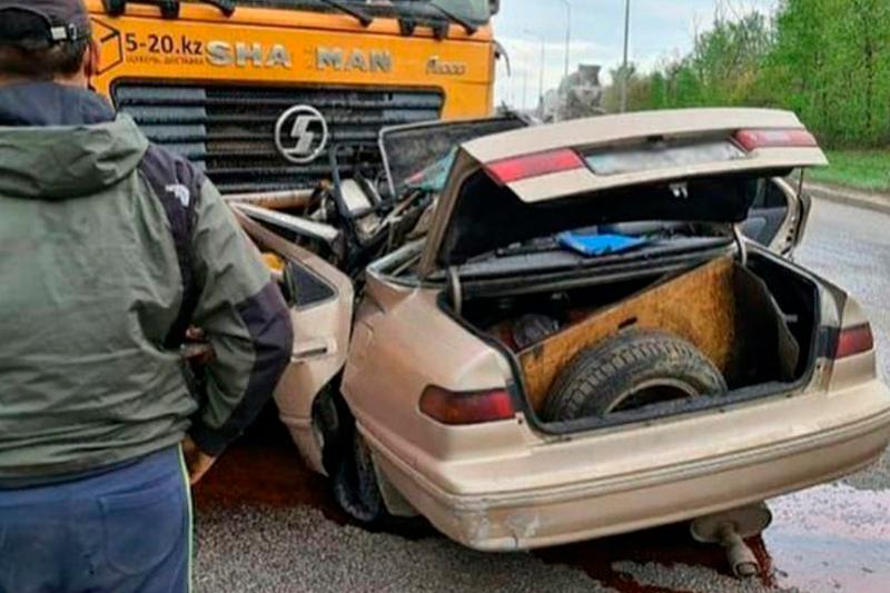 Елордада жүк көлігіне соғылған Toyota Camry жүргізушісі қаза тапты