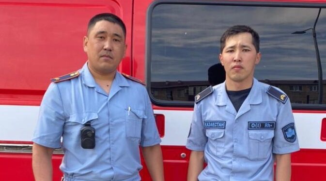 Атырауда кіші сержанттар балаларды өрттен құтқарды