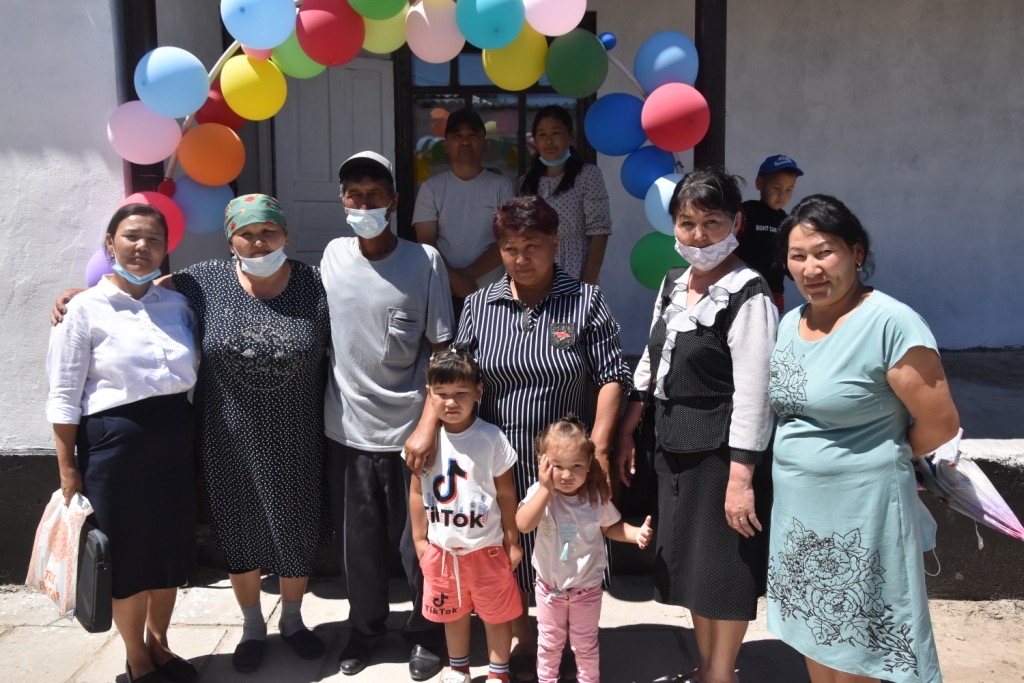 Байзақ ауданының түлектері  тұрмысы төмен отбасына үй салып берді