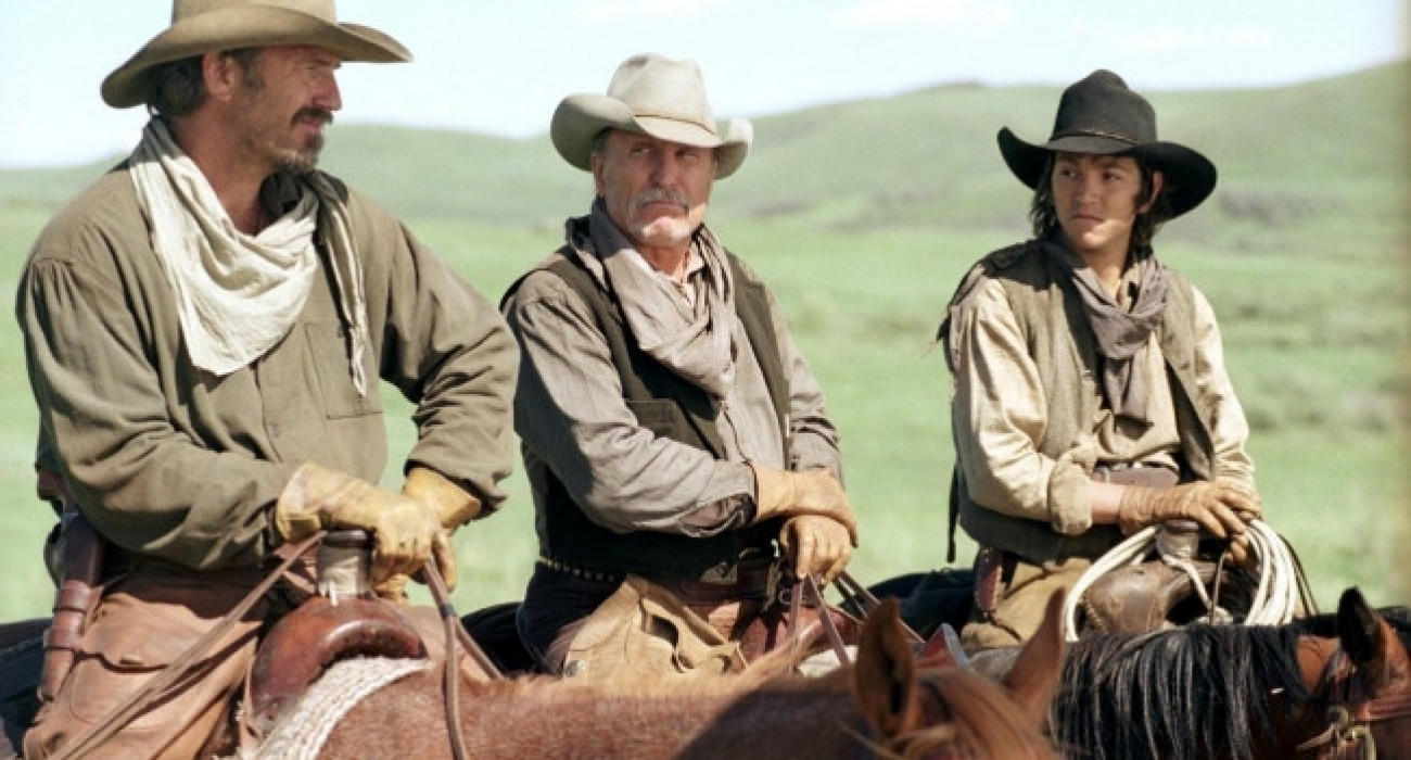 Дикті жұтқаннан кейін шарларды жалайды Кесілген фото