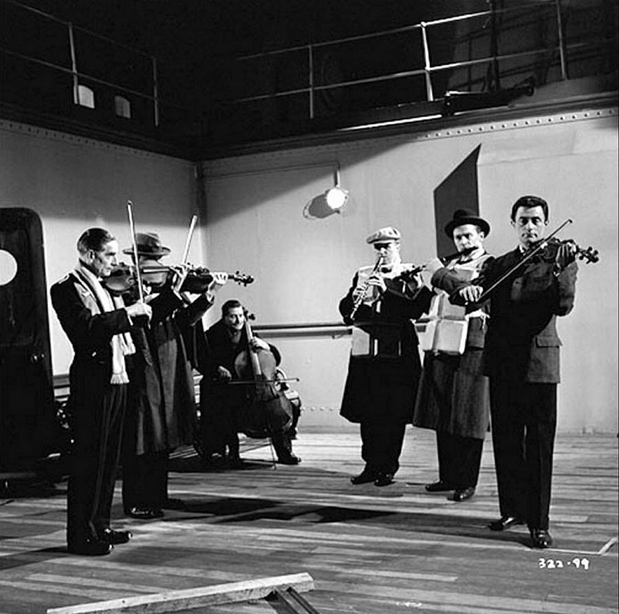 Ажалды тік тұрып қарсы алған оркестр