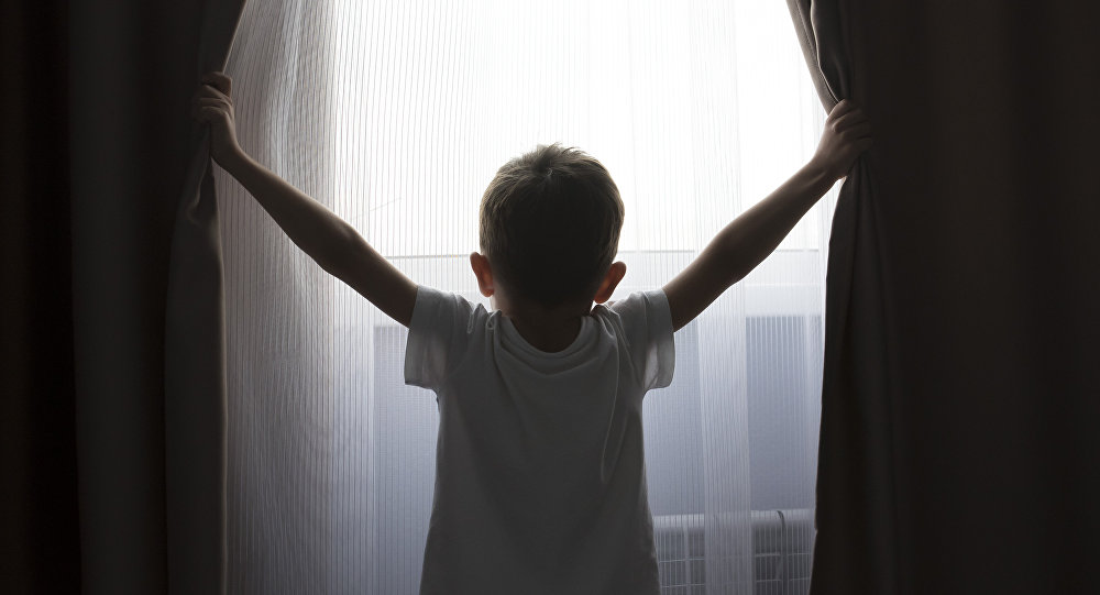 Атырауда түн ортасында ата-анасы баласын жалғыз қалдырған