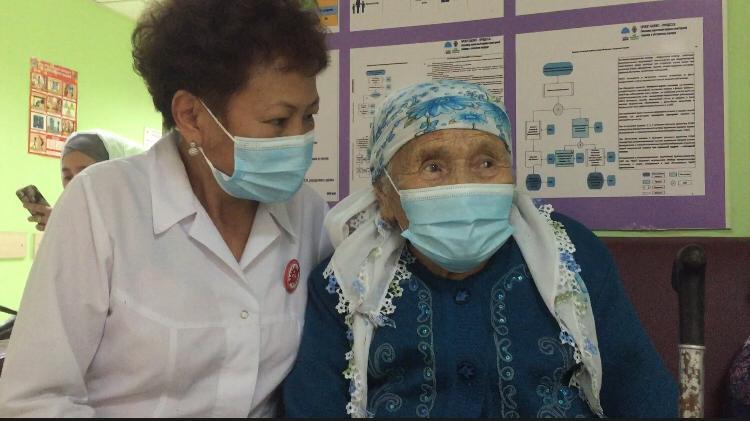 Алматыда 99-дағы кейуана COVID-19 -ға қарсы вакцина алды