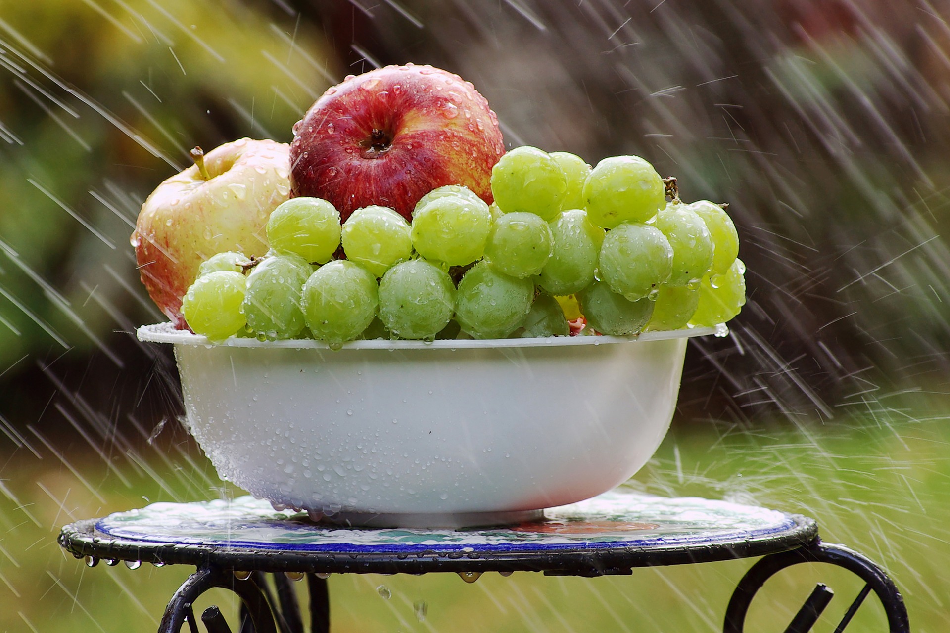 Виноград яблоко купить. Фрукты. Летние фрукты. Виноград и яблоки. Фрукты под дождем.