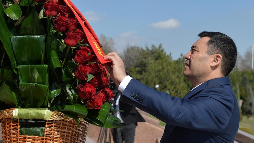 Қырғыз президенті Түркіменстанға барды