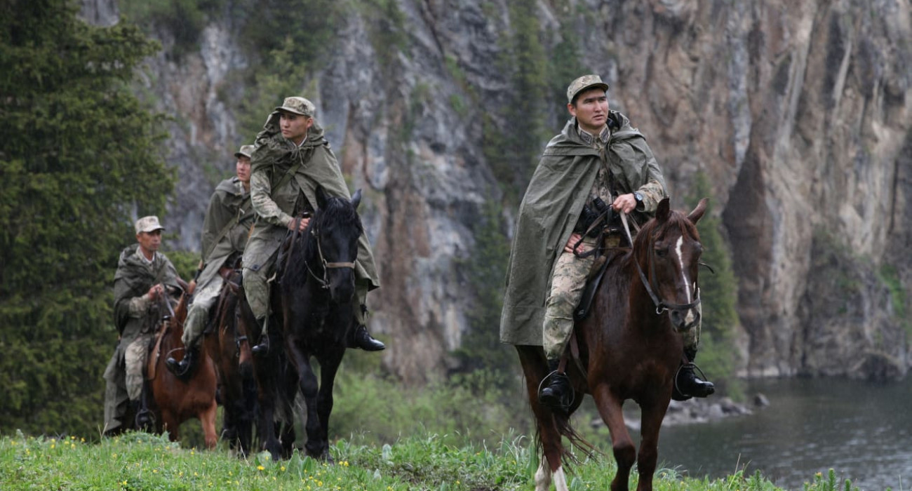 Олар оның аузына сиқырды итеріп жіберді Бюстгалтерлер мен трусиктердегі жетілген әйелдер