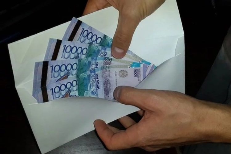 Алматы облысында ресторан иелерінен пара алған шенеуніктер ұсталды