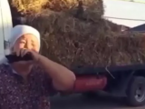 Сөйлей алар емеспін: Желіде шөпті көріп жылаған маңғыстаулық әйелдің видеосы тарады