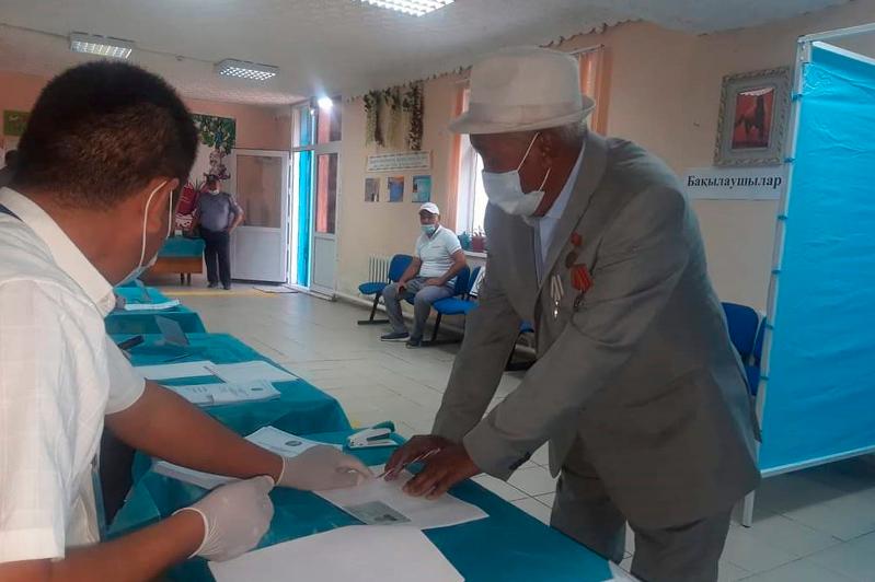 Әкімдер сайлауы: Түркістанда 86 жастағы қария үміткерлерге ақ батасын берді