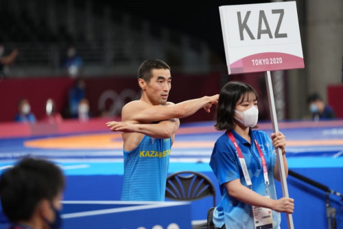 Бір салмақта  үш қазақ күрескен-ді...