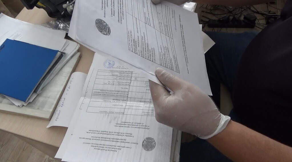 Павлодарда 200-ден астам жалған вакцина паспорты тәркіленді