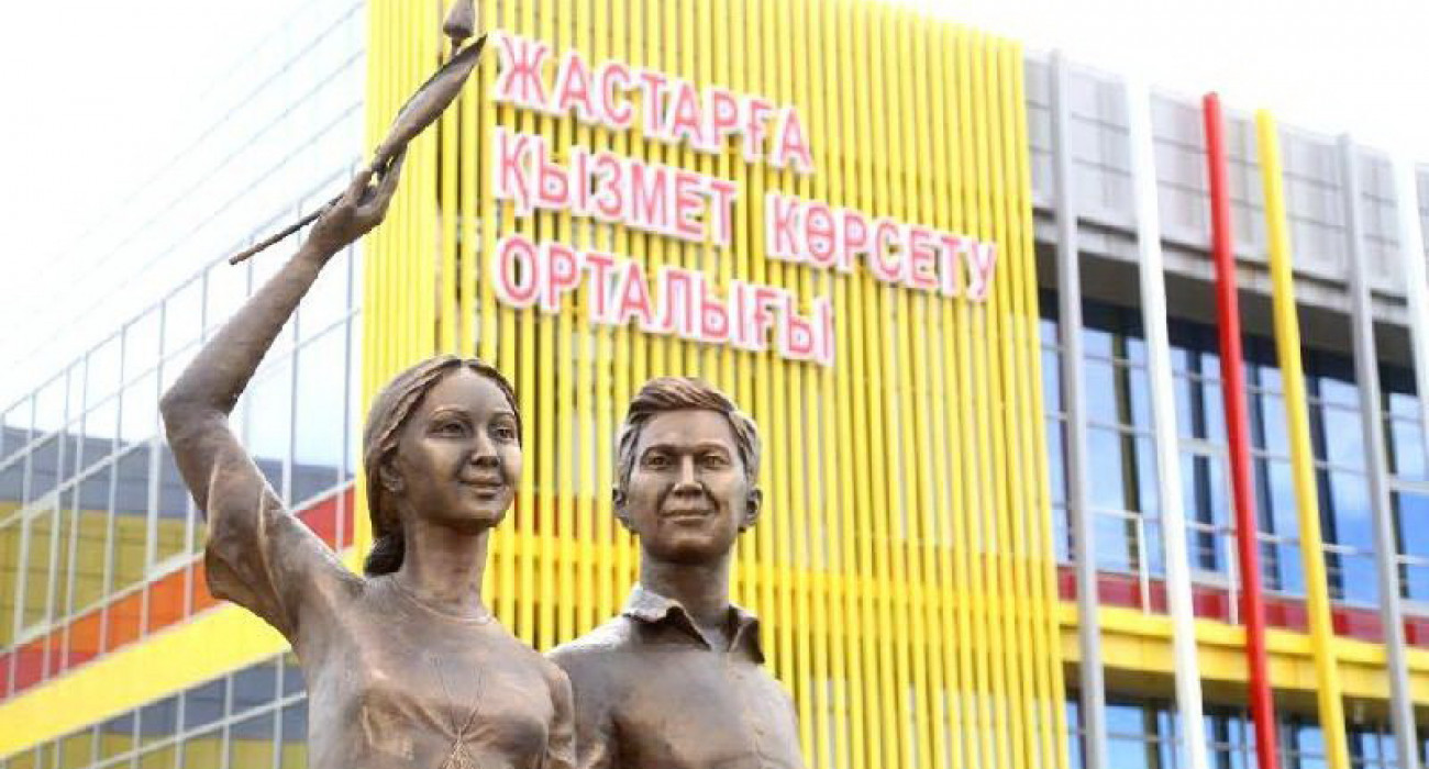 Порно бейнелерді алу Қыз ұйықтап жатқанда құрбысын жалайды