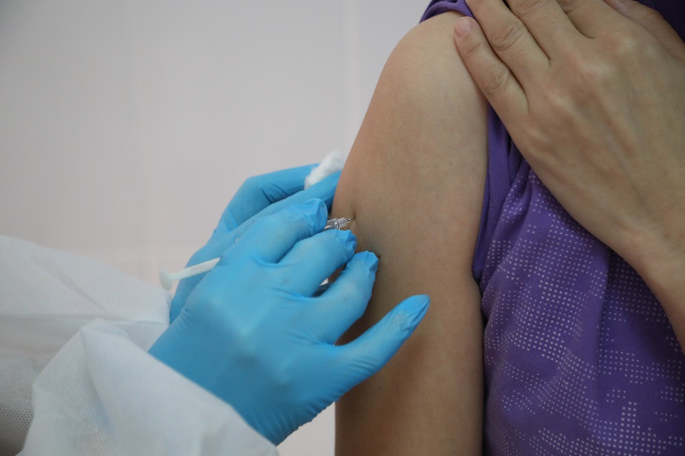 Атырауда вакцина салдырған бойжеткен туристік жолдамаға ие болды