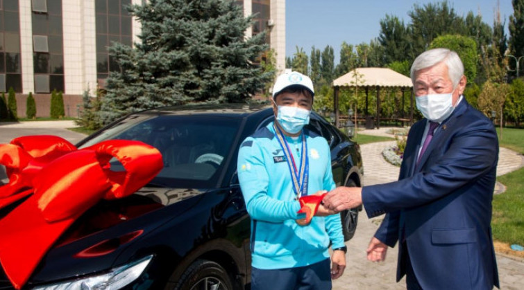 Спорт саңлағына көлік сыйлады