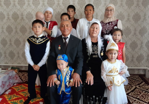 Анасы, ұлы және қызы порно көріп отыр