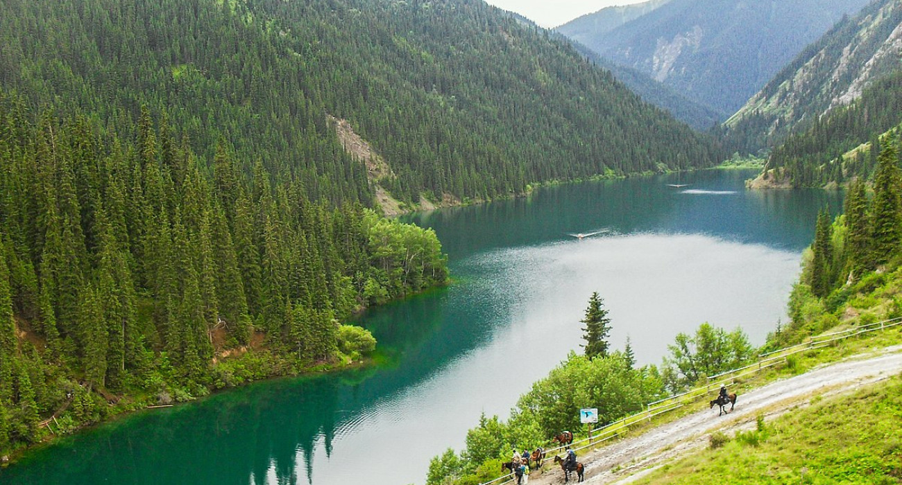 Әдемі іш киімімен жақсы күтімді жезөкше