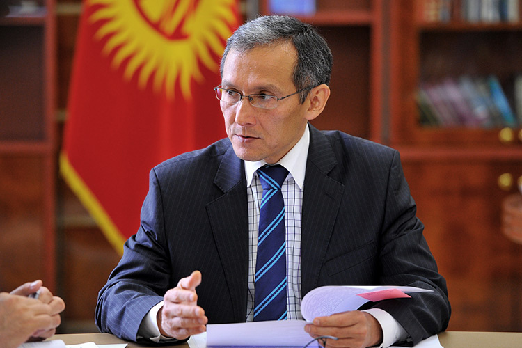 Қырғызстанда экс-премьер Джоомарт Оторбаев қамауға алынды