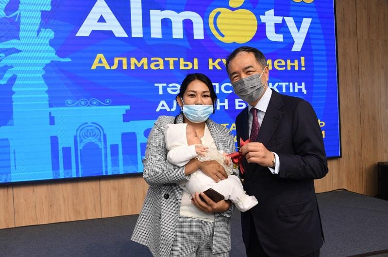 Алматының екі миллионыншы тұрғынына пәтер берілді