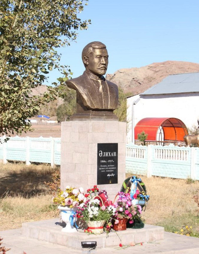 Әлиханның мүсіні асқақтады