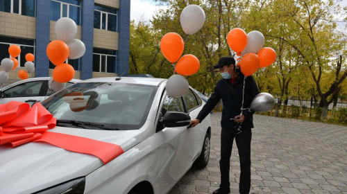 Вакцина салдырып, автокөлік ұтты