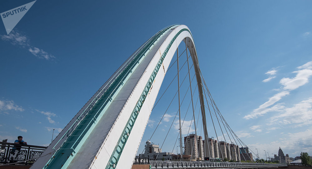 Елорда полицейлері көпірден секірген жүкті әйелді құтқарып қалды