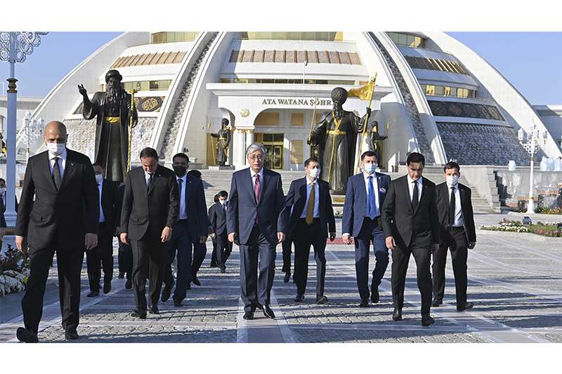 Қазақстан Президенті Түрікменстанның Тәуелсіздік монументіне гүл шоғын қойды