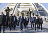 Қазақстан Президенті Түрікменстанның Тәуелсіздік монументіне гүл шоғын қойды