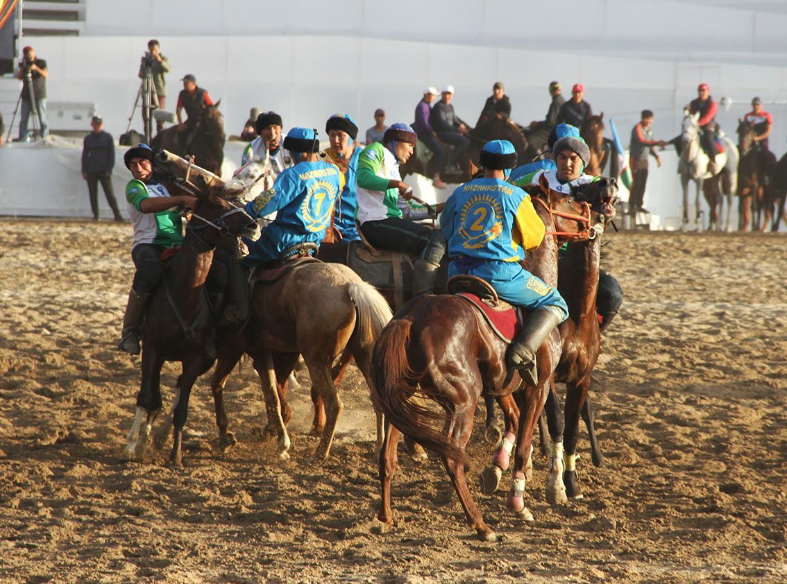 Ұлттық ойындар түрлері. Кокпар АТ. Казахские скачки. Байга. Картина бәйге.