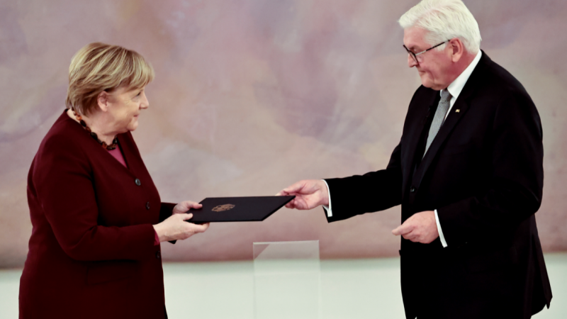 Ангела Меркель ресми түрде Германия канцлері қызметінен кетті