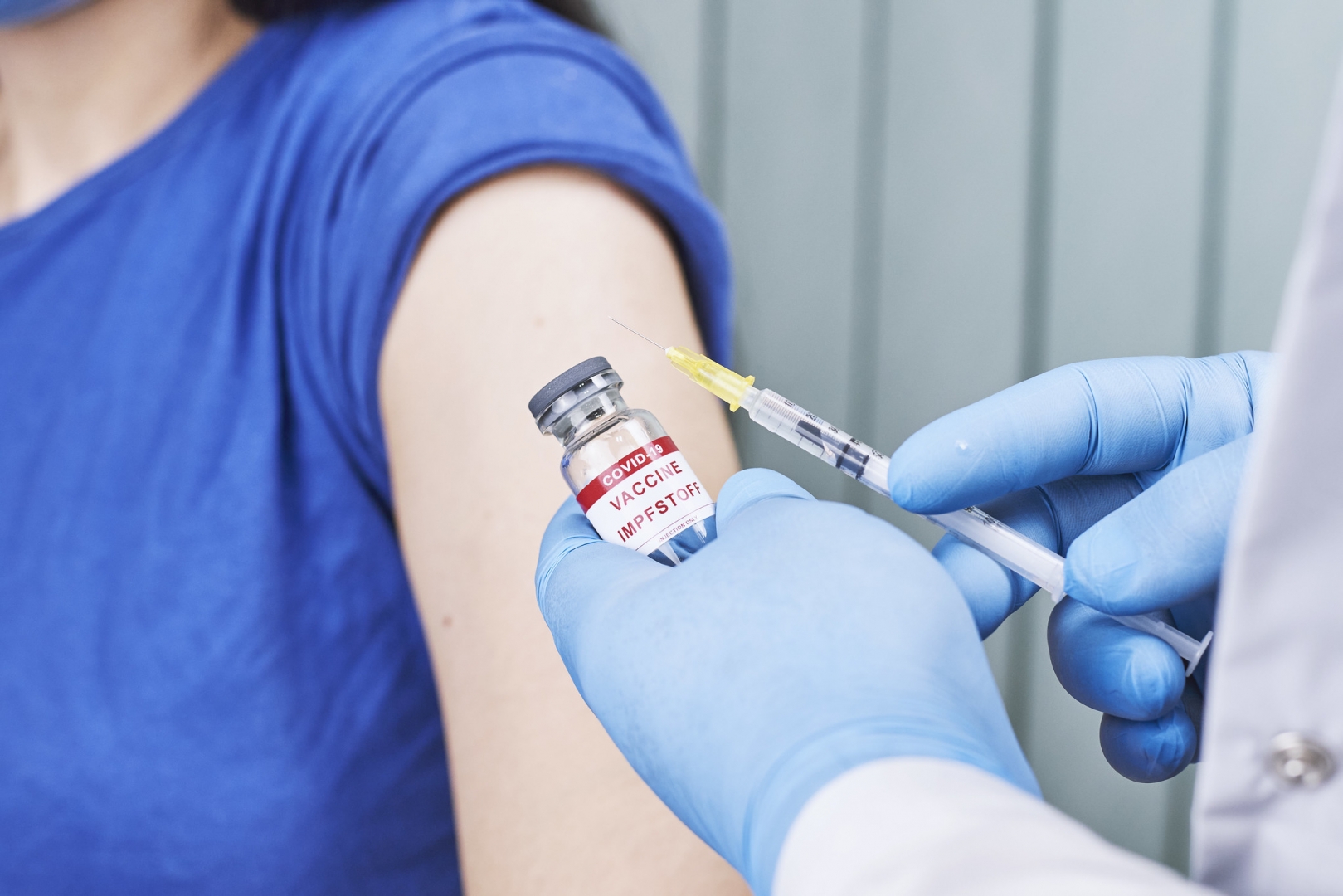 Алматыда бір күнде үш мыңнан астам адам вакцина салдырды