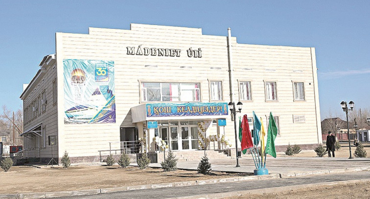 Былғары киімдегі эротикалық қыздар