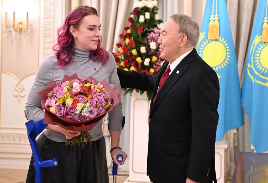 Нұрсұлтан Назарбаев альпинист Мария Әуезовамен кездесті
