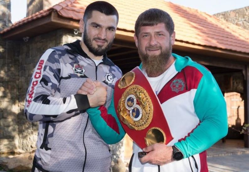 Кадыров спортшыларға ақша мен автокөлік таратты