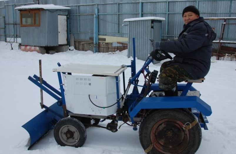 Қолдан құрастырған трактор