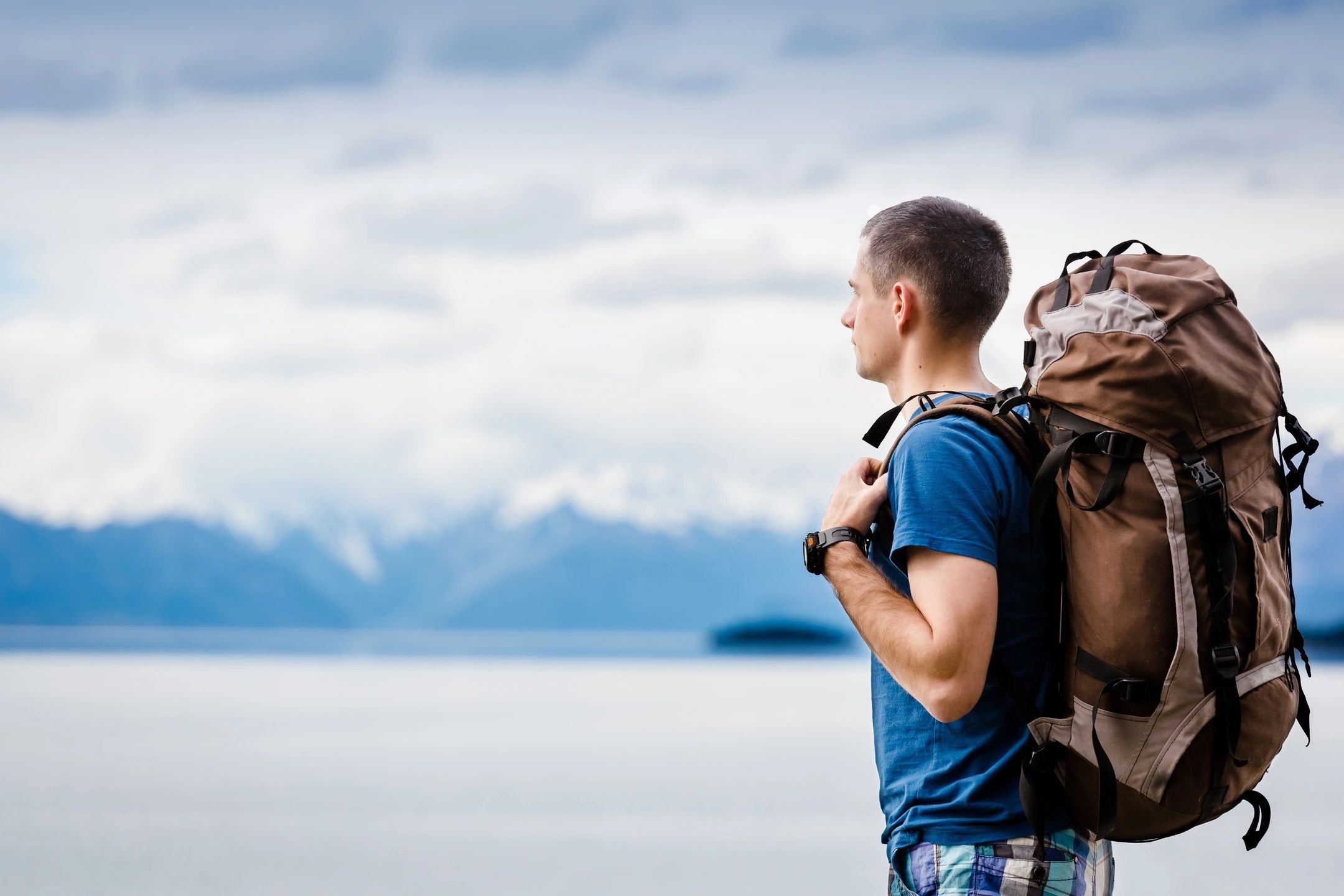 Best time to travel. Рюкзак Xiaomi ninetygo hike Outdoor Backpack. Человек с рюкзаком. Парень с рюкзаком. Турист с рюкзаком.