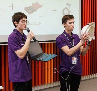 Сезімтал шлем: Оқушылар зағип жандарға арналған бас киім жасап шығарды