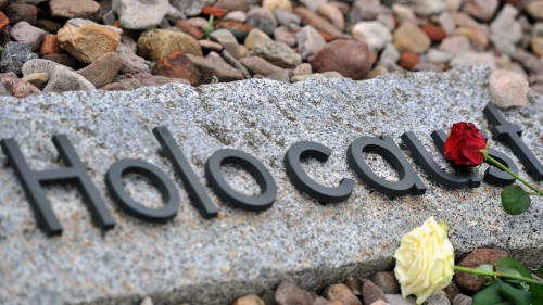 Жастар Холокост тақырыбына әлі де үреймен қарайды