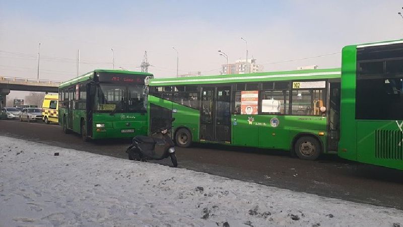 Алматыда үш автобус бір-біріне соғылды