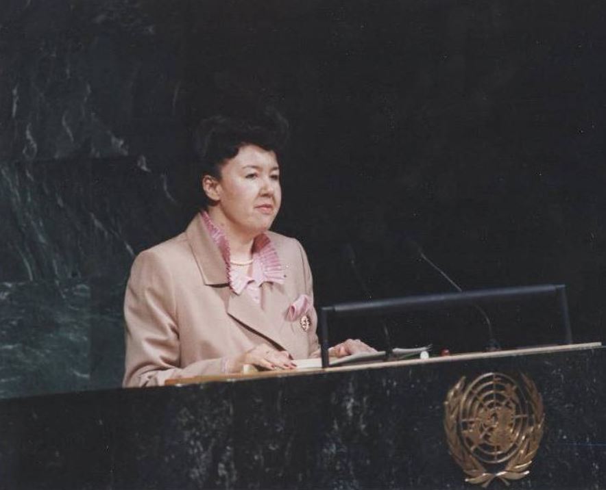 1930 және 1940 жылдардағы порно видеолар Босанған, кеудесі салбыраған жалаңаш, жетілген аққұба Ксения.