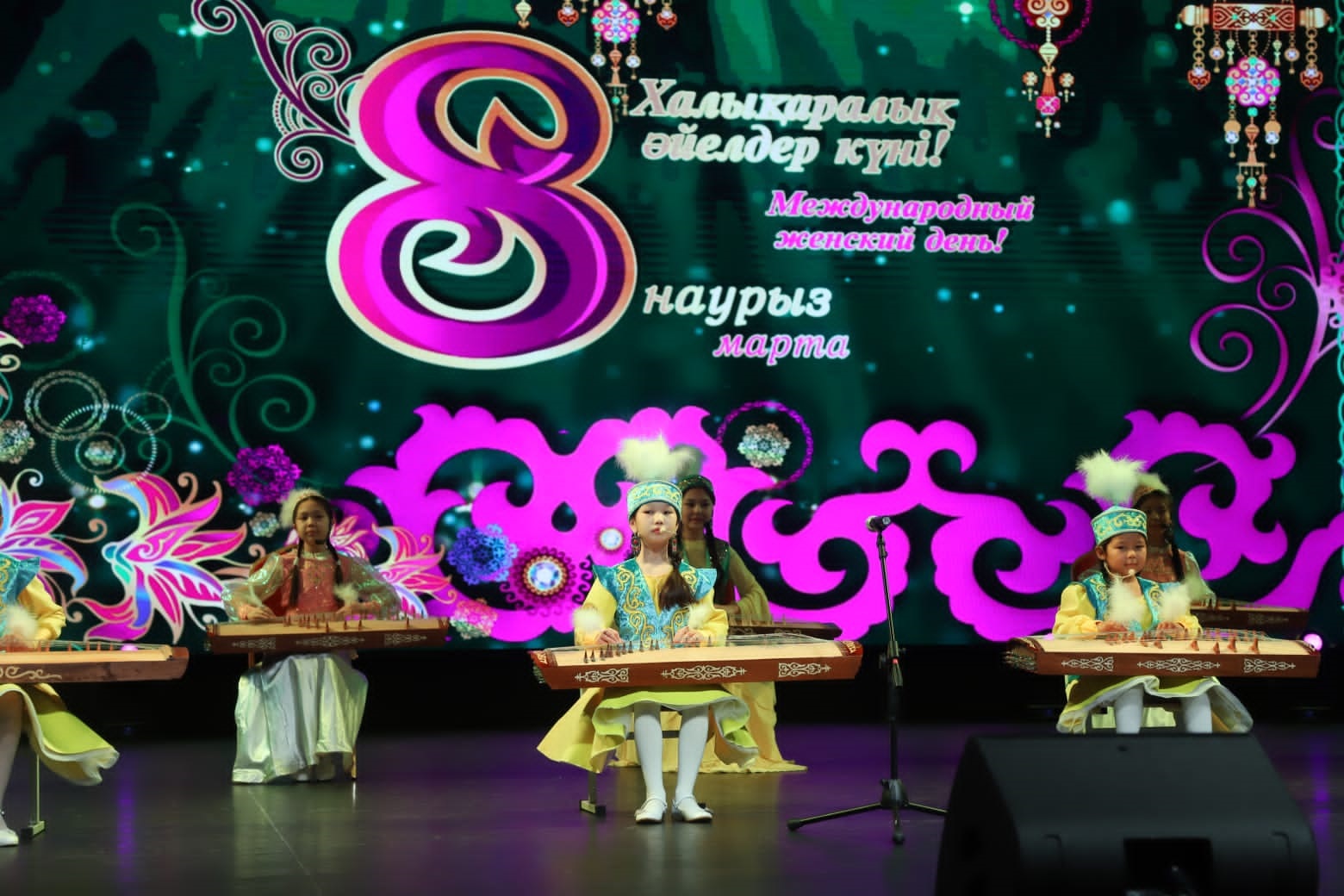 Ардақты аналар алқа тақты