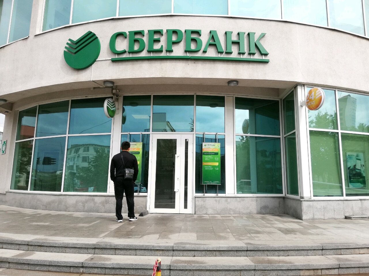 Ресейлік еншілес банктерді кім сатып алады?