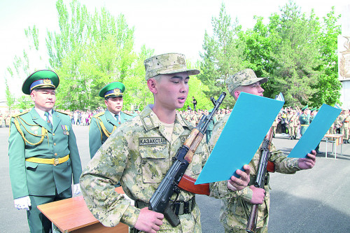 Жас жауынгерлер сап түзеді
