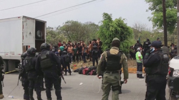 Мексикада 280 мигрант қамалған жүк көлігі табылды