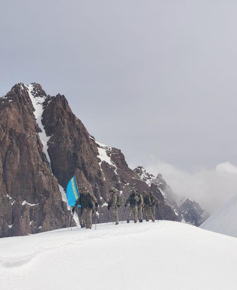 Әскери альпинистер «Батыр-панфиловшылар» шыңына ту тікті