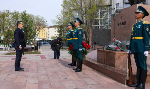 ҚР Премьер-Министрі Әлия Молдағұлованың ескерткішіне гүл шоқтарын қойды