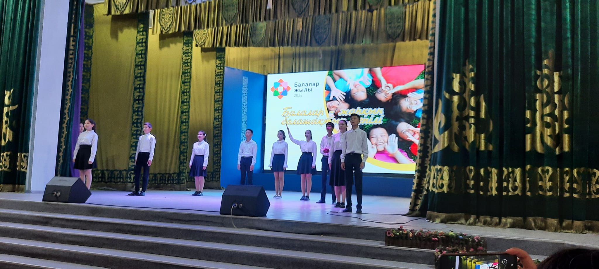 Өнерпаз өрендер тәнті етті