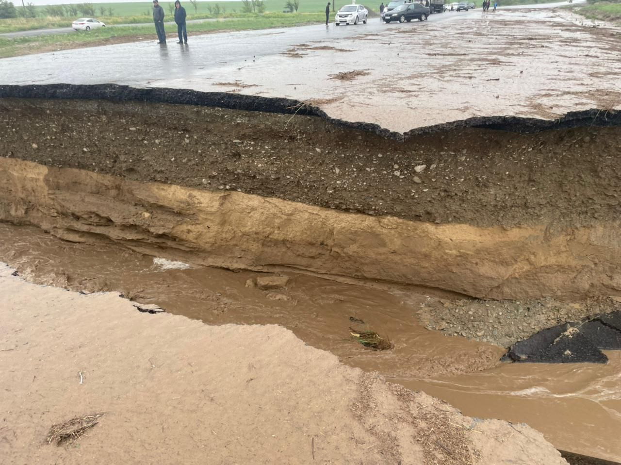 Күре жолдағы көпірді су шайып кетті